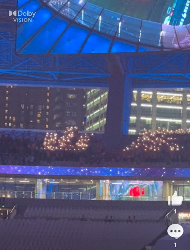 开云体育-热情山东！远征客场，泰山球迷用闪光灯拼出“山东”二字支持球队