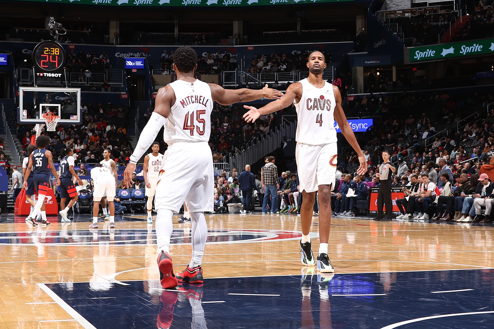 app下载-灵犀一点！米切尔口袋妙传 莫布里心领神会空接扣篮