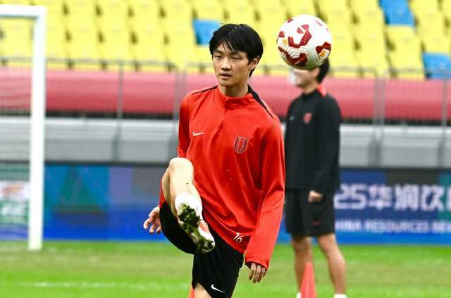 kaiyun 官网-队长离队，成都蓉城中场重组，茹萨+杨明洋跑动拉满 改4后卫保前4