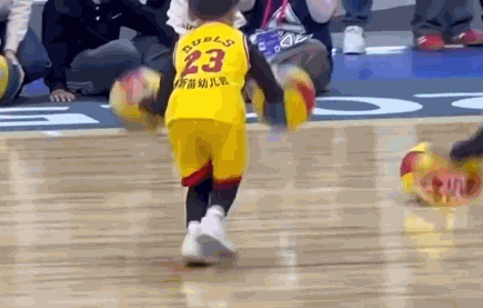 篮球掉了小朋友机智救场获全网点赞 暖心后续来了|东莞|东莞市|广东省|幼儿园|奖杯_新浪新闻