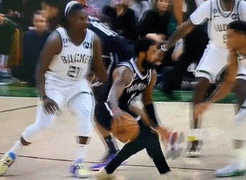 1665640310721097414.gif 开云体育-网鹿季前赛打出火药味 字母哥脚踢欧文再惹争议