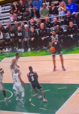 1665640312501068405.gif 开云体育-网鹿季前赛打出火药味 字母哥脚踢欧文再惹争议