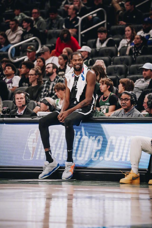 1665640506288014778.jpg 开云体育-网鹿季前赛打出火药味 字母哥脚踢欧文再惹争议