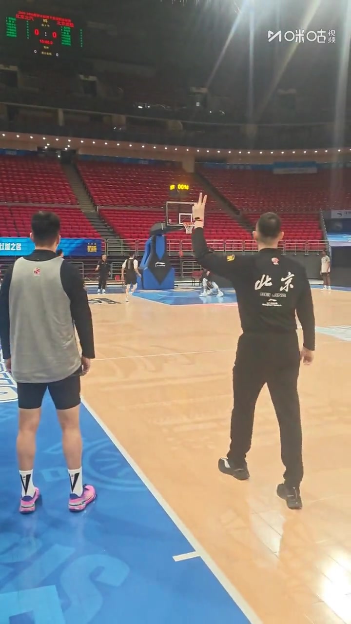 北京男篮公开训练！新援麦基首次亮相 周琦赵睿火线回归