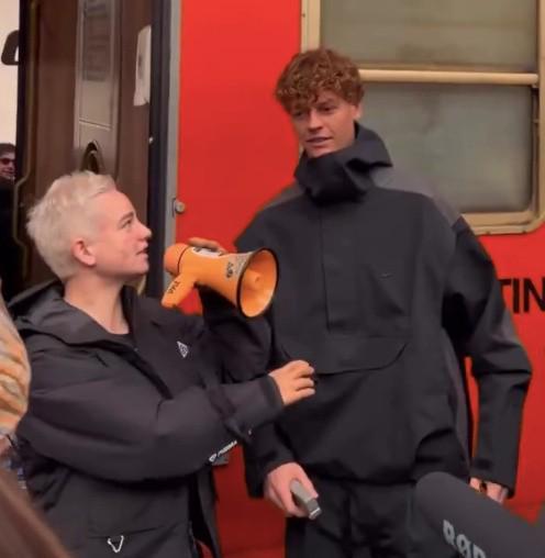 开云体育-新工作，辛纳现身意大利火车站为列车检票