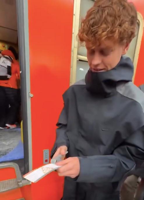 开云体育-新工作，辛纳现身意大利火车站为列车检票