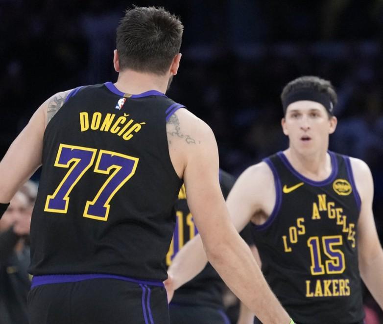 体育视频直播-东契奇:跟里夫斯搭档让比赛如此轻松,我们是超棒的二人组