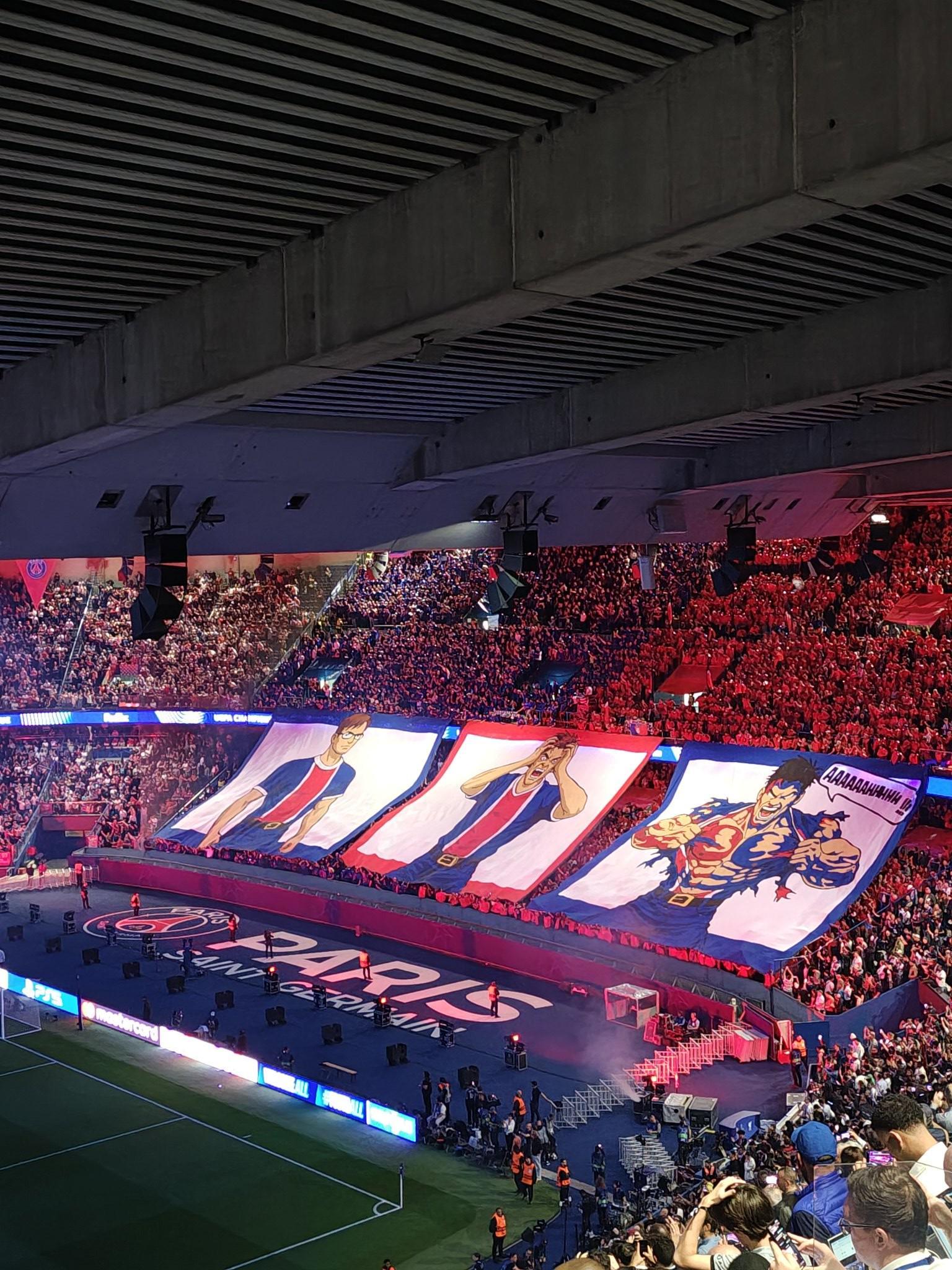 app下载-震撼，巴黎战利物浦TIFO：“今晚，唤醒你心中的绿巨人”
